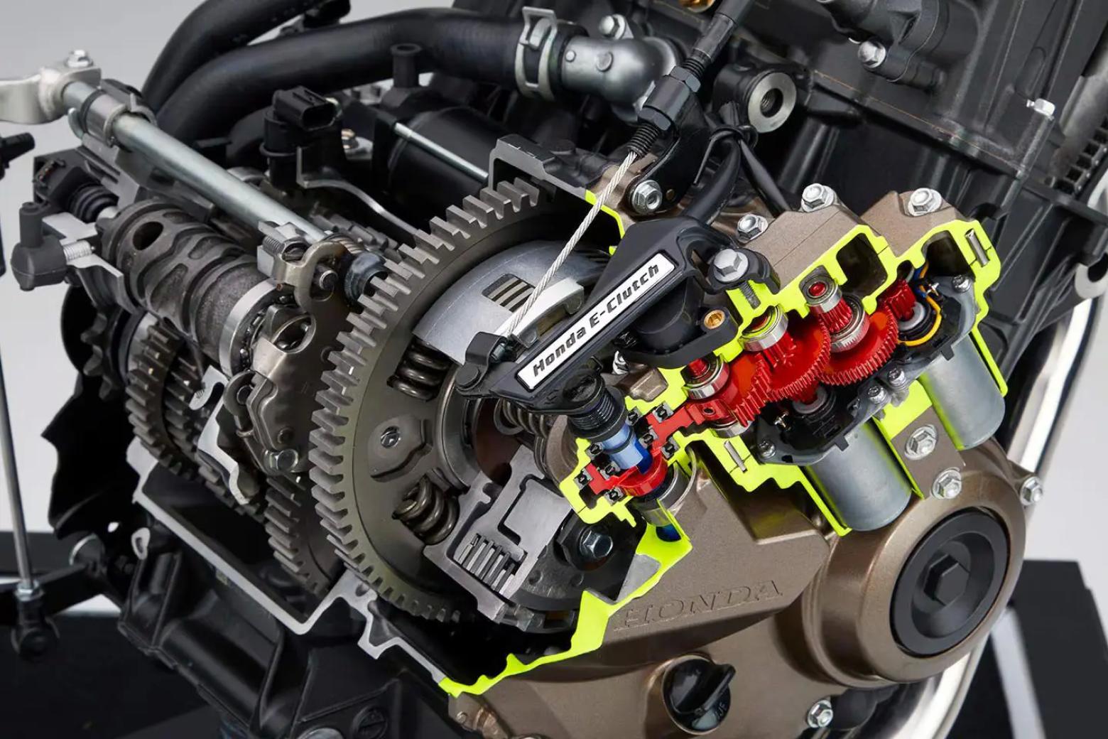 Motor Kontrol Ünitesi (MCU), vites kolu yükü, vites pozisyonu, gaz kelebeği konumu, motor devri ve tekerlek hızı gibi verileri ECU'dan alarak debriyaj plakalarını elektrik motorları ile hassas bir şekilde kontrol eder. E-Clutch, manuel ve otomatik modlar arasında geçiş yapabilir. Motor Kontrol Ünitesi (MCU), vites kolu yükü, vites pozisyonu, gaz kelebeği konumu, motor devri ve tekerlek hızı gibi verileri ECU'dan alarak debriyaj plakalarını elektrik motorları ile hassas bir şekilde kontrol eder. E-Clutch, manuel ve otomatik modlar arasında geçiş yapabilir.