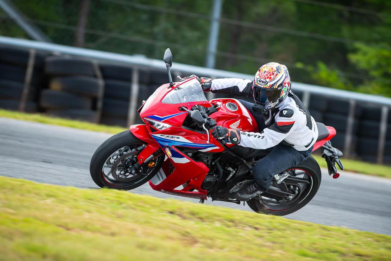 Honda CBR650R ve CB650R 2024 modelleri, çelik elmas şasi ve alüminyum salıncak ile donatılmıştır. 57 inçlik aks mesafesi, 25.5 derece kafa açısı ve 4.0 inç iz mesafesiyle optimize edilmiş geometrisi, sürüş dengesini artırıyor. CBR650R’in ağırlığı 466 pound iken, CB650R 10 pound daha hafif. Honda CBR650R ve CB650R 2024 modelleri, çelik elmas şasi ve alüminyum salıncak ile donatılmıştır. 57 inçlik aks mesafesi, 25.5 derece kafa açısı ve 4.0 inç iz mesafesiyle optimize edilmiş geometrisi, sürüş dengesini artırıyor. CBR650R’in ağırlığı 466 pound iken, CB650R 10 pound daha hafif.