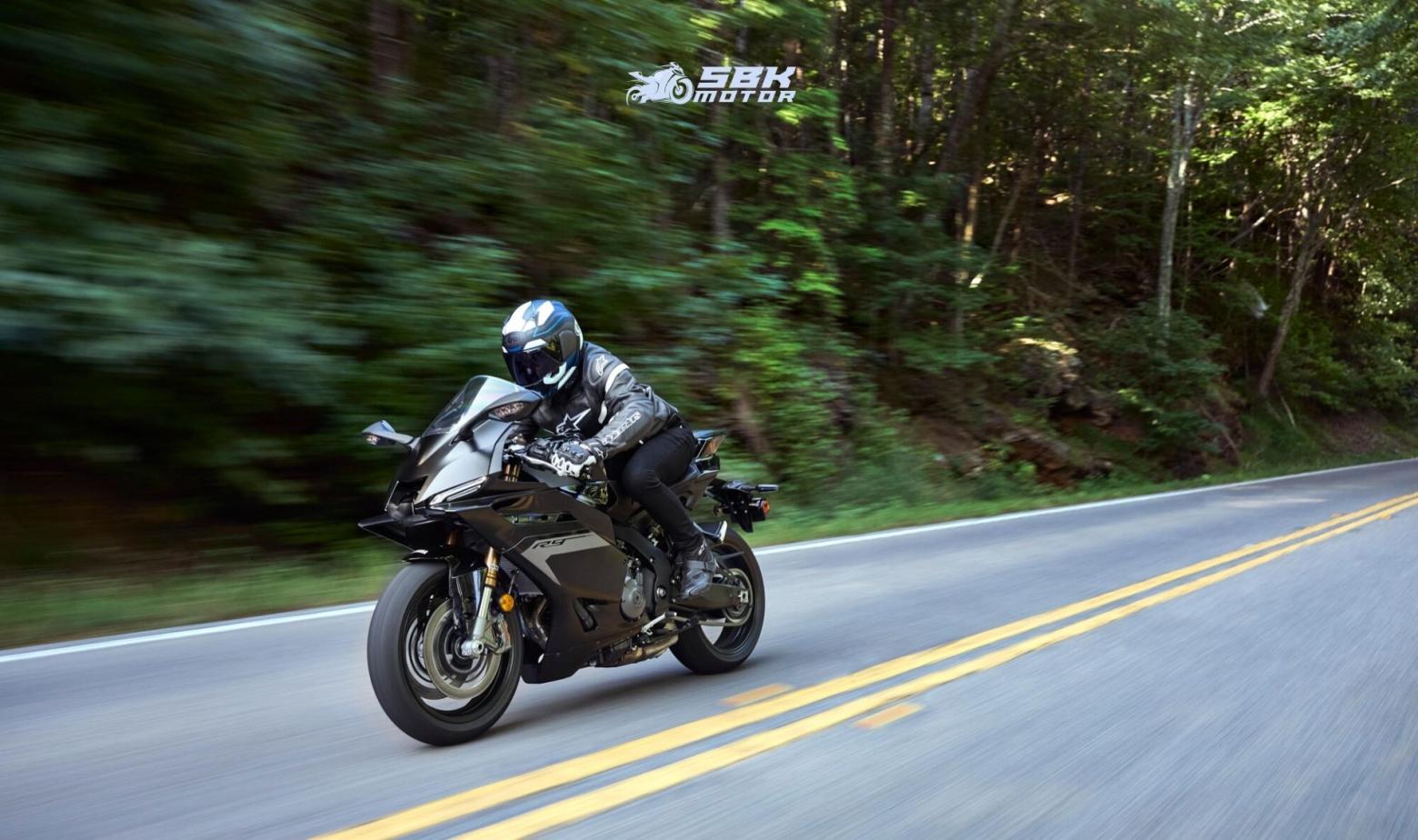 Yamaha R9 Kaç CC ve Motor Yapısı? Yamaha R9, 889 cc hacmindeki CP3 motorunu kullanıyor. 3 silindirli motor, 119 HP güç ve 93 Nm tork üreterek, orta sınıf süpersportlar arasında güçlü bir konumda bulunuyor. Yamaha’nın CP3 motor mimarisi, düşük ve orta devirlerde yüksek tork sunarken, aynı zamanda üst devirlerde agresif bir hızlanma sağlıyor. Yamaha R9 Kaç Beygir ve Kaç Basar? Yamaha R9'un fabrika verilerine göre maksimum gücü 119 HP, ancak yarış versiyonlarında bu güç 150 HP’ye kadar çıkabiliyor. Maksimum hızı ise 250 km/s üzeri olarak tahmin ediliyor. Arka zincir dişlisinin 45’ten 43’e düşürülmesi, son hızda yaklaşık %15 artış sağlıyor. Yamaha R9 Kaç CC ve Motor Yapısı? Yamaha R9, 889 cc hacmindeki CP3 motorunu kullanıyor. 3 silindirli motor, 119 HP güç ve 93 Nm tork üreterek, orta sınıf süpersportlar arasında güçlü bir konumda bulunuyor. Yamaha’nın CP3 motor mimarisi, düşük ve orta devirlerde yüksek tork sunarken, aynı zamanda üst devirlerde agresif bir hızlanma sağlıyor. Yamaha R9 Kaç Beygir ve Kaç Basar? Yamaha R9'un fabrika verilerine göre maksimum gücü 119 HP, ancak yarış versiyonlarında bu güç 150 HP’ye kadar çıkabiliyor. Maksimum hızı ise 250 km/s üzeri olarak tahmin ediliyor. Arka zincir dişlisinin 45’ten 43’e düşürülmesi, son hızda yaklaşık %15 artış sağlıyor.