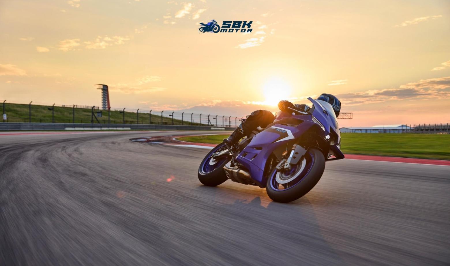 Yamaha R9'un Pist Performansı Sanço ve ekibinin testlerinde Yamaha R9’un pist performansı büyük övgü aldı. İşte öne çıkan detaylar: ✔ Daha Hafif ve Rijit Şasi: Yamaha, R9’un şasisini %38 daha sağlam ve %16 daha hafif hale getirerek daha iyi viraj kabiliyeti sağlamış. ✔ Gelişmiş Süspansiyon: Kayaba (KYB) USD 43mm ön amortisörler ve özel ayarlanabilir arka süspansiyon, pistte ve yolda mükemmel denge sunuyor. ✔ Gelişmiş Fren Sistemi: Brembo radyal fren kaliperleri ve çelik fren hortumları, frenlemede maksimum hassasiyet sağlıyor. ✔ Aero Dinamik Yapı: Ön kanatçıklar, yüksek hızlarda motosikletin yere basma kuvvetini artırarak daha stabil bir sürüş sağlıyor. Yamaha R9'un Pist Performansı Sanço ve ekibinin testlerinde Yamaha R9’un pist performansı büyük övgü aldı. İşte öne çıkan detaylar: ✔ Daha Hafif ve Rijit Şasi: Yamaha, R9’un şasisini %38 daha sağlam ve %16 daha hafif hale getirerek daha iyi viraj kabiliyeti sağlamış. ✔ Gelişmiş Süspansiyon: Kayaba (KYB) USD 43mm ön amortisörler ve özel ayarlanabilir arka süspansiyon, pistte ve yolda mükemmel denge sunuyor. ✔ Gelişmiş Fren Sistemi: Brembo radyal fren kaliperleri ve çelik fren hortumları, frenlemede maksimum hassasiyet sağlıyor. ✔ Aero Dinamik Yapı: Ön kanatçıklar, yüksek hızlarda motosikletin yere basma kuvvetini artırarak daha stabil bir sürüş sağlıyor.