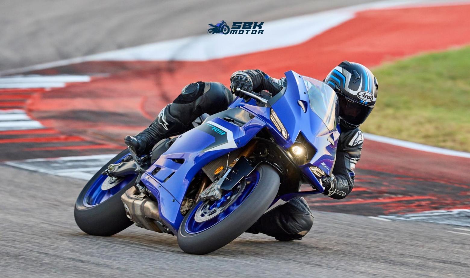 Yamaha R9 Alınır mı? Yamaha R9, yenilikçi teknolojisi, hafif şasisi ve güçlü motoruyla pist odaklı bir motosiklet olmasına rağmen, günlük kullanım için de oldukça uygun. Orta sınıf supersport segmentinde güçlü bir rakip olacak bu model, hem pist tutkunlarını hem de yüksek performans isteyen sürücüleri memnun edecek gibi görünüyor. Sizce Yamaha R9 beklentileri karşılıyor mu? Görüşlerinizi yorumlarda paylaşabilirsiniz! Yamaha R9 Alınır mı? Yamaha R9, yenilikçi teknolojisi, hafif şasisi ve güçlü motoruyla pist odaklı bir motosiklet olmasına rağmen, günlük kullanım için de oldukça uygun. Orta sınıf supersport segmentinde güçlü bir rakip olacak bu model, hem pist tutkunlarını hem de yüksek performans isteyen sürücüleri memnun edecek gibi görünüyor. Sizce Yamaha R9 beklentileri karşılıyor mu? Görüşlerinizi yorumlarda paylaşabilirsiniz!