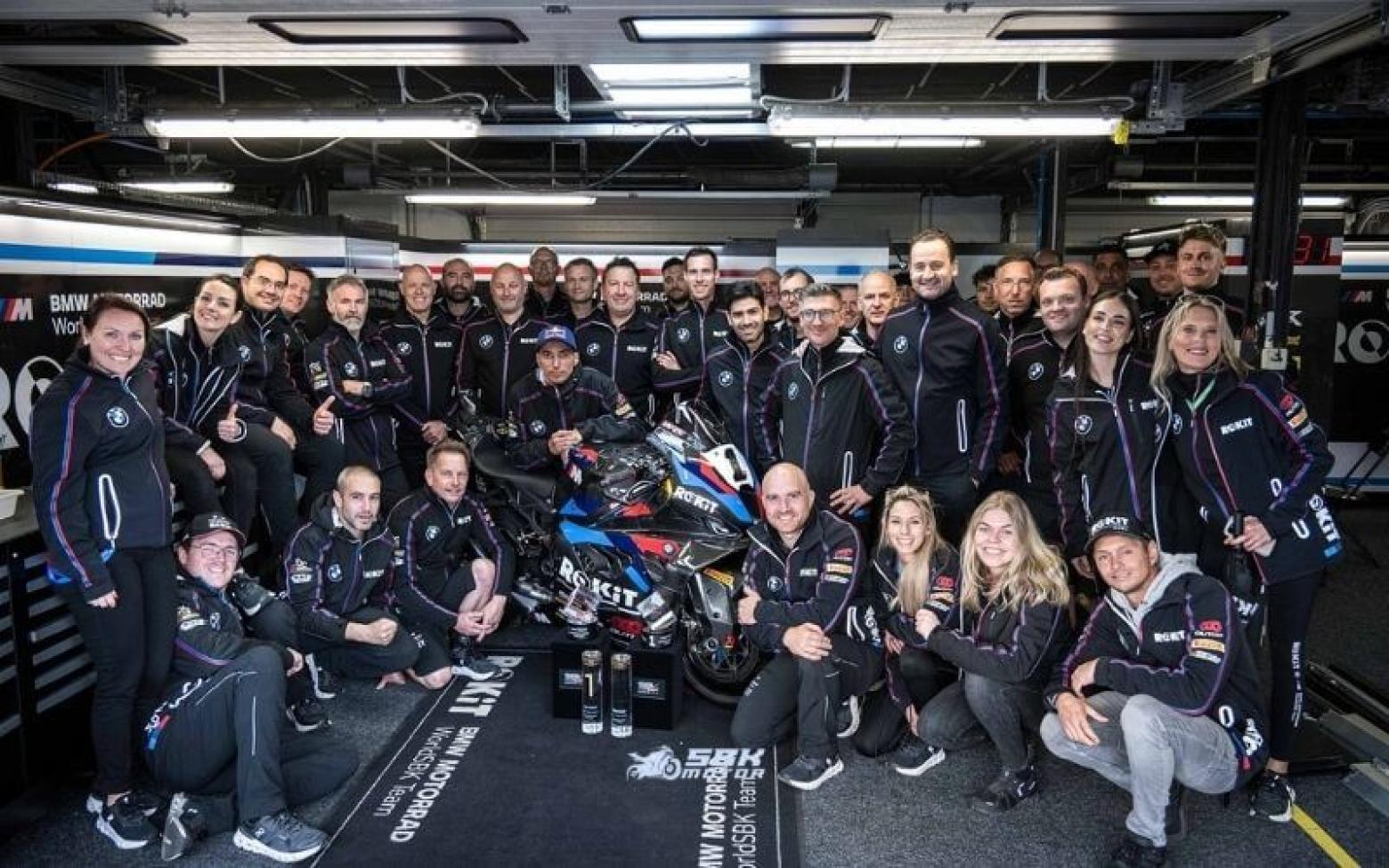 Toprak Razgatlıoğlu 2026 Takvimi Nasıl Etkilenecek? Toprak’ın MotoGP’ye geçişi hem Türkiye’de hem de dünya motorsporlarında yeni bir heyecan dalgası yaratabilir. Eğer transfer resmiyet kazanırsa: Türkiye GP’si için yoğun talep artabilir. MotoGP Türkiye yayınlarının izlenme oranı rekor kırabilir. Türk sporcular için MotoGP gibi bir üst düzey arenaya geçişin yolu açılmış olur. Toprak Razgatlıoğlu 2026 Takvimi Nasıl Etkilenecek? Toprak’ın MotoGP’ye geçişi hem Türkiye’de hem de dünya motorsporlarında yeni bir heyecan dalgası yaratabilir. Eğer transfer resmiyet kazanırsa: Türkiye GP’si için yoğun talep artabilir. MotoGP Türkiye yayınlarının izlenme oranı rekor kırabilir. Türk sporcular için MotoGP gibi bir üst düzey arenaya geçişin yolu açılmış olur.