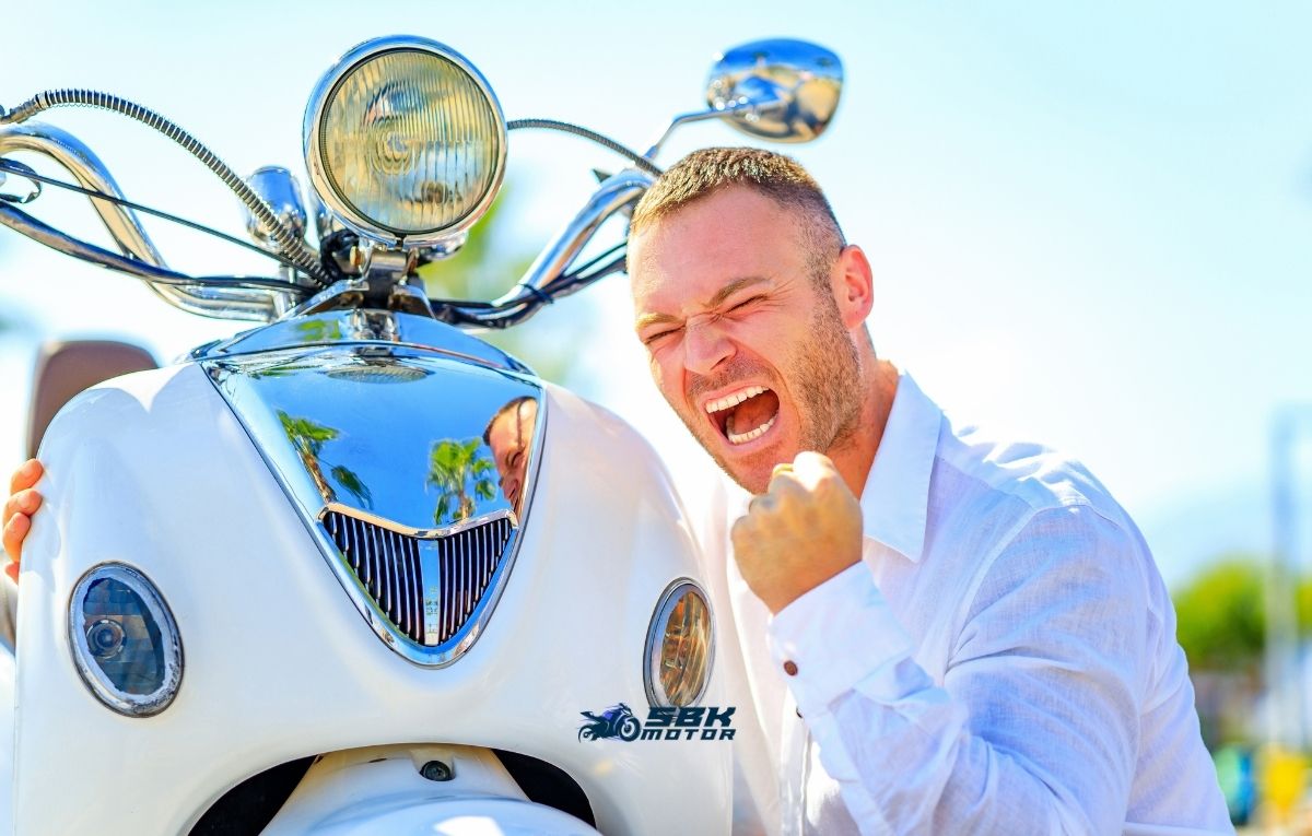 TBMM’de görüşülen yeni yasa taslağıyla motosiklet sürücüleri için önemli bir düzenleme yolda. Artık 50 cc altı motorlar da dahil olmak üzere tüm motosikletler zorunlu trafik sigortası kapsamına alınacak. Türkiye’de 6,7 milyon motosikletten sadece 2,4 milyonu sigortalıyken, yeni düzenleme trafik güvenliği ve sürücü hakları açısından kritik bir dönüm noktası olacak.