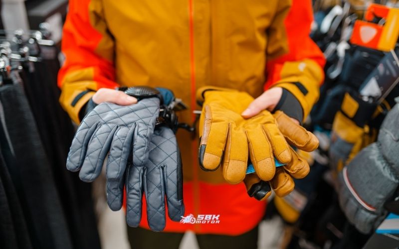 Level 1 mi, Level 2 KP mi? Hangisini Almalı? Şehir/semtiçi – yazlık file: Hava akışı + temel koruma önemliyse Level 1 veya 1 KP gayet makul olur. KP’li (eklem korumalı) seçenekleri tercih et. Uzun yol – tur/touring (mevsimlik veya su geçirmez): Islak/soğuk koşullarda membran (Gore-Tex vb.) + avuç kaydırıcı (palm slider) + KP derinliği iyi bir kombinasyon. Level 2 KP daha yüksek güvence sunar. Süratli sürüş/trackday: Level 2 KP ve uzun manşet eldivenler, dikiş–aşınma–darbe eşiği daha yüksek olduğundan pist/performans tarafında tercih sebebidir. Level 1 mi, Level 2 KP mi? Hangisini Almalı? Şehir/semtiçi – yazlık file: Hava akışı + temel koruma önemliyse Level 1 veya 1 KP gayet makul olur. KP’li (eklem korumalı) seçenekleri tercih et. Uzun yol – tur/touring (mevsimlik veya su geçirmez): Islak/soğuk koşullarda membran (Gore-Tex vb.) + avuç kaydırıcı (palm slider) + KP derinliği iyi bir kombinasyon. Level 2 KP daha yüksek güvence sunar. Süratli sürüş/trackday: Level 2 KP ve uzun manşet eldivenler, dikiş–aşınma–darbe eşiği daha yüksek olduğundan pist/performans tarafında tercih sebebidir.