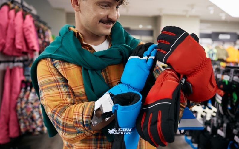 Sahte/Şaibeli CE’yi Nasıl Ayırt Ederim? Eldiven iç etiketinde EN 13594:2015 ve seviye (1/2) + KP açıkça yazmalı, motosiklet piktogramı olmalı. Bazı ürünler başka alanlara ait test sonuçlarını “motosiklet” gibi sunabilir (ör. boya haslığı gibi alakasız testler). Etikette tam standardı arayın. Üreticinin sayfasında AB Uygunluk Beyanı (DoC) bağlantısı çoğu kez yer alır. Şüphe duyuyorsanız yetkili onaylanmış kuruluş (Notified Body) numarasına bakın. Sahte/Şaibeli CE’yi Nasıl Ayırt Ederim? Eldiven iç etiketinde EN 13594:2015 ve seviye (1/2) + KP açıkça yazmalı, motosiklet piktogramı olmalı. Bazı ürünler başka alanlara ait test sonuçlarını “motosiklet” gibi sunabilir (ör. boya haslığı gibi alakasız testler). Etikette tam standardı arayın. Üreticinin sayfasında AB Uygunluk Beyanı (DoC) bağlantısı çoğu kez yer alır. Şüphe duyuyorsanız yetkili onaylanmış kuruluş (Notified Body) numarasına bakın.