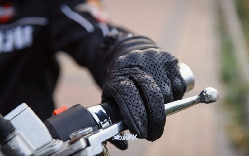 Sezon ve Sürüş Tarzına Göre Eldiven Türleri Yazlık File/Kısa Manşet – Level 1/1 KP Şehir içi, düşük-orta hızlar, maksimum havalandırma. Kaydırıcı ve KP olanı seçin. Mevsimlik Touring – Su Geçirmez Membranlı – 1 KP / 2 KP Uzun yolda değişken hava koşulları; avuç güçlendirmesi, uzun manşet ve bilek sıkısı şart. Pist/Performans – Uzun Manşet – Level 2 KP Yüksek aşınma ve darbe eşiği, geniş slider’lar, uzun manşet; güvenlik öncelikli. Kışlık Isı Yalıtımlı Termal astar, su geçirmez membran, kalın yapıda bilek tutma; hassasiyet biraz azalabilir ama ısı korunur. Sezon ve Sürüş Tarzına Göre Eldiven Türleri Yazlık File/Kısa Manşet – Level 1/1 KP Şehir içi, düşük-orta hızlar, maksimum havalandırma. Kaydırıcı ve KP olanı seçin. Mevsimlik Touring – Su Geçirmez Membranlı – 1 KP / 2 KP Uzun yolda değişken hava koşulları; avuç güçlendirmesi, uzun manşet ve bilek sıkısı şart. Pist/Performans – Uzun Manşet – Level 2 KP Yüksek aşınma ve darbe eşiği, geniş slider’lar, uzun manşet; güvenlik öncelikli. Kışlık Isı Yalıtımlı Termal astar, su geçirmez membran, kalın yapıda bilek tutma; hassasiyet biraz azalabilir ama ısı korunur.