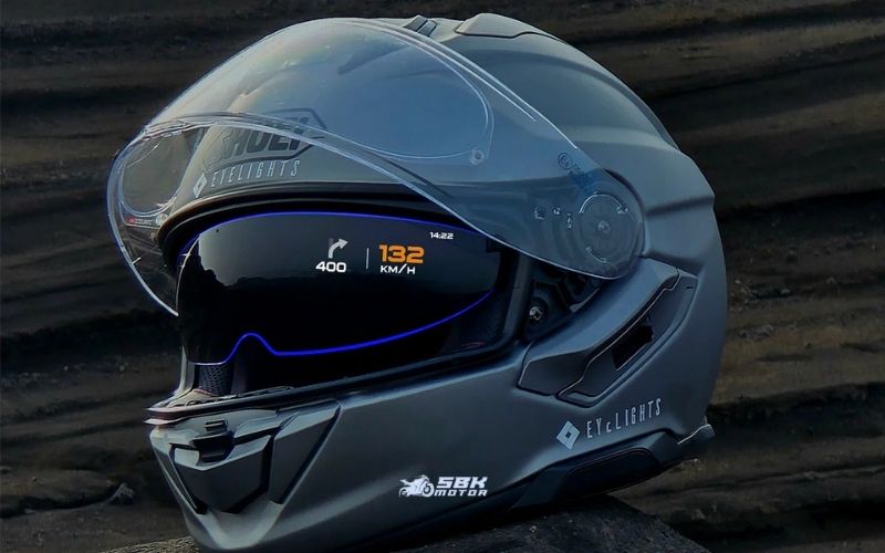 HUD (Head-Up Display) Teknolojisi Nasıl Çalışıyor? Kaskın en önemli özelliği olan HUD sistemi; hız, GPS yönlendirmesi, bildirim ve uyarı bilgilerini göz hizasına yansıtarak sürüş güvenliğini artırıyor. Bu sistem, sürücünün kafasını aşağı çevirme ihtiyacını ortadan kaldırdığı için hem dikkat dağılmasını azaltıyor hem de sürüş esnasında önemli bilgilerle kesintisiz bağlantı sağlıyor. Premium otomobillerde gördüğümüz bu teknoloji, ilk kez bir kaskta bu kadar gelişmiş şekilde uygulanıyor. HUD (Head-Up Display) Teknolojisi Nasıl Çalışıyor? Kaskın en önemli özelliği olan HUD sistemi; hız, GPS yönlendirmesi, bildirim ve uyarı bilgilerini göz hizasına yansıtarak sürüş güvenliğini artırıyor. Bu sistem, sürücünün kafasını aşağı çevirme ihtiyacını ortadan kaldırdığı için hem dikkat dağılmasını azaltıyor hem de sürüş esnasında önemli bilgilerle kesintisiz bağlantı sağlıyor. Premium otomobillerde gördüğümüz bu teknoloji, ilk kez bir kaskta bu kadar gelişmiş şekilde uygulanıyor.