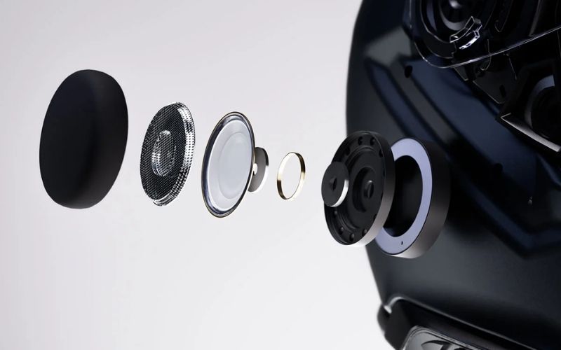 Havalandırma sisteminde üst ve alt girişler tamamen optimize edilmiş. Özellikle çene bölgesindeki hava girişi daha temiz, filtreli ve iç hava akışını artıracak şekilde güncellenmiş. Arka çıkışlarla birlikte içerideki sıcak havanın tahliyesi daha dengeli sağlanıyor. Bu yapı uzun yol sürüşlerinde kaskın içini bunaltıcı olmaktan çıkarıyor ve daha serin bir ortam sunuyor. Aynı zamanda aerodinamik olarak rüzgâr kaldırma kuvveti azaltılmış; Shoei bu modelde önceki nesle göre hem sürtünmeyi hem kaldırmayı ciddi ölçüde aşağı çekmiş durumda. Böylece yüksek hızlarda daha stabil bir sürüş hissi veriyor. Havalandırma sisteminde üst ve alt girişler tamamen optimize edilmiş. Özellikle çene bölgesindeki hava girişi daha temiz, filtreli ve iç hava akışını artıracak şekilde güncellenmiş. Arka çıkışlarla birlikte içerideki sıcak havanın tahliyesi daha dengeli sağlanıyor. Bu yapı uzun yol sürüşlerinde kaskın içini bunaltıcı olmaktan çıkarıyor ve daha serin bir ortam sunuyor. Aynı zamanda aerodinamik olarak rüzgâr kaldırma kuvveti azaltılmış; Shoei bu modelde önceki nesle göre hem sürtünmeyi hem kaldırmayı ciddi ölçüde aşağı çekmiş durumda. Böylece yüksek hızlarda daha stabil bir sürüş hissi veriyor.