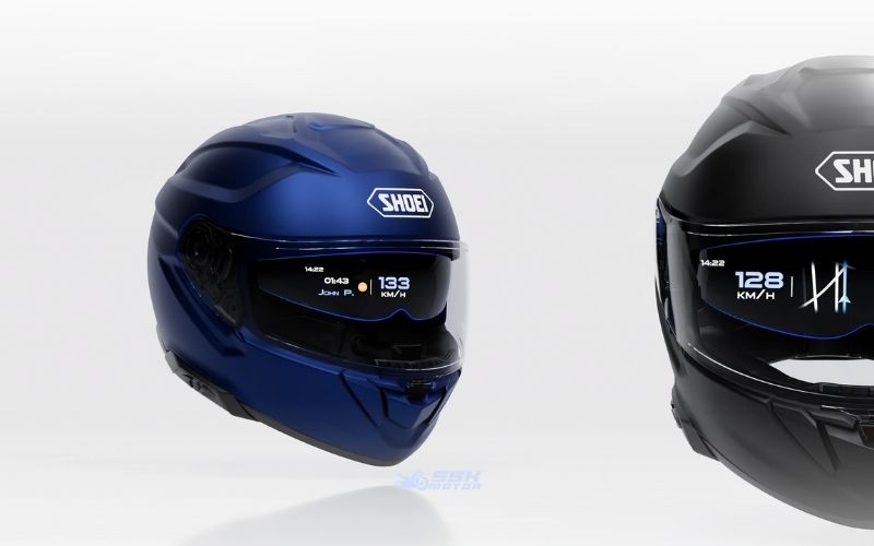 Batarya süresi de bu kaskın en çok merak edilen konularından biri. GT-Air 3 Smart’ın dahili sistemi ortalama olarak 10 saatten uzun kullanım süresi sunuyor. HUD ekranı ve interkom modu birlikte kullanılsa bile yüksek verimlilik elde ediliyor. Kaskın ağırlığı ise teknolojiye rağmen yaklaşık 1700 gram seviyesinde tutulmuş, bu da günümüz akıllı kasklarından beklenen ağırlık değerleriyle oldukça uyumlu. Renk ve beden seçeneklerinde ise S’ten XXL’a kadar geniş bir aralık sunuluyor. Mat siyah, mat metalik gri, mat mavi gibi modern renklerin yanında daha klasik tonlar da tercih edilebiliyor. Bu da kullanıcıların hem stiline hem motosikletinin renklerine uygun bir seçenek bulmasını kolaylaştırıyor. Peki bu kask Türkiye’ye gelir mi? Shoei’nin Türkiye distribütörlüğü aktif olduğu için GT-Air 3 Smart’ın ülkemize gelmesi büyük olasılık. Ancak HUD teknolojisi ve entegre yazılım sistemleri nedeniyle fiyatının oldukça yüksek olması bekleniyor. Avrupa fiyatları göz önüne alındığında Türkiye pazarına giriş yaptığında premium segmentte konumlanacağı neredeyse kesin. Yine de motosiklet topluluğu içinde HUD teknolojisine sahip bu tür modellerin ciddi ilgi göreceği bir gerçek. Özellikle navigasyon kullanan sürücüler, uzun yol yapanlar ve teknolojiyi seven kullanıcılar için büyük bir yenilik niteliği taşıyor. Batarya süresi de bu kaskın en çok merak edilen konularından biri. GT-Air 3 Smart’ın dahili sistemi ortalama olarak 10 saatten uzun kullanım süresi sunuyor. HUD ekranı ve interkom modu birlikte kullanılsa bile yüksek verimlilik elde ediliyor. Kaskın ağırlığı ise teknolojiye rağmen yaklaşık 1700 gram seviyesinde tutulmuş, bu da günümüz akıllı kasklarından beklenen ağırlık değerleriyle oldukça uyumlu. Renk ve beden seçeneklerinde ise S’ten XXL’a kadar geniş bir aralık sunuluyor. Mat siyah, mat metalik gri, mat mavi gibi modern renklerin yanında daha klasik tonlar da tercih edilebiliyor. Bu da kullanıcıların hem stiline hem motosikletinin renklerine uygun bir seçenek bulmasını kolaylaştırıyor. Peki bu kask Türkiye’ye gelir mi? Shoei’nin Türkiye distribütörlüğü aktif olduğu için GT-Air 3 Smart’ın ülkemize gelmesi büyük olasılık. Ancak HUD teknolojisi ve entegre yazılım sistemleri nedeniyle fiyatının oldukça yüksek olması bekleniyor. Avrupa fiyatları göz önüne alındığında Türkiye pazarına giriş yaptığında premium segmentte konumlanacağı neredeyse kesin. Yine de motosiklet topluluğu içinde HUD teknolojisine sahip bu tür modellerin ciddi ilgi göreceği bir gerçek. Özellikle navigasyon kullanan sürücüler, uzun yol yapanlar ve teknolojiyi seven kullanıcılar için büyük bir yenilik niteliği taşıyor.