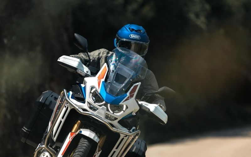 Shoei GT-Air-3 Türkiye’ye Gelir mi? Fiyatı Ne Olabilir? Shoei ürünleri hâlihazırda Türkiye’de satıldığı için GT-Air 3 Smart’ın da ülkemize gelme ihtimali oldukça yüksek. Ancak HUD teknolojisi ve entegre yazılım sistemleri nedeniyle fiyatının premium seviyenin üzerinde olması bekleniyor. Avrupa fiyatı göz önüne alındığında Türkiye’deki vergilerle birlikte ciddi bir fiyat etiketine sahip olacağı tahmin ediliyor. Shoei GT-Air-3 Türkiye’ye Gelir mi? Fiyatı Ne Olabilir? Shoei ürünleri hâlihazırda Türkiye’de satıldığı için GT-Air 3 Smart’ın da ülkemize gelme ihtimali oldukça yüksek. Ancak HUD teknolojisi ve entegre yazılım sistemleri nedeniyle fiyatının premium seviyenin üzerinde olması bekleniyor. Avrupa fiyatı göz önüne alındığında Türkiye’deki vergilerle birlikte ciddi bir fiyat etiketine sahip olacağı tahmin ediliyor.