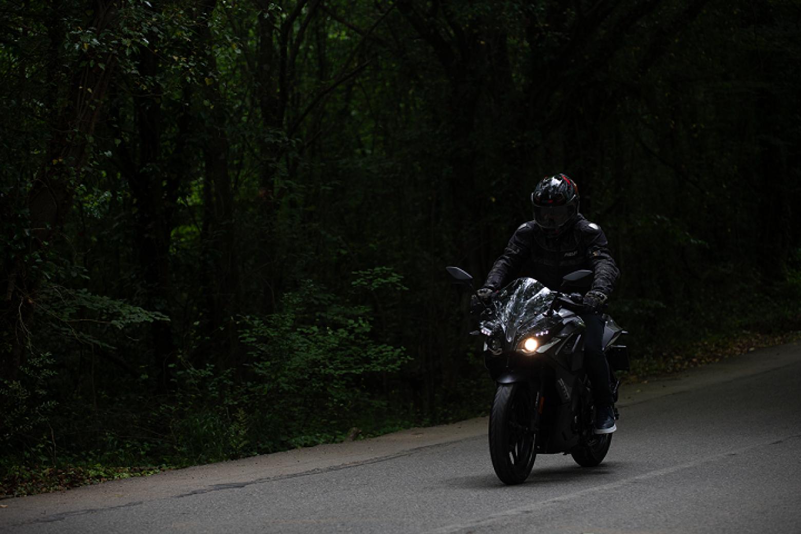 Bajaj Pulsar RS 200 - 24.4hp, 18.3Nm tork, 146 km/h en yüksek hız