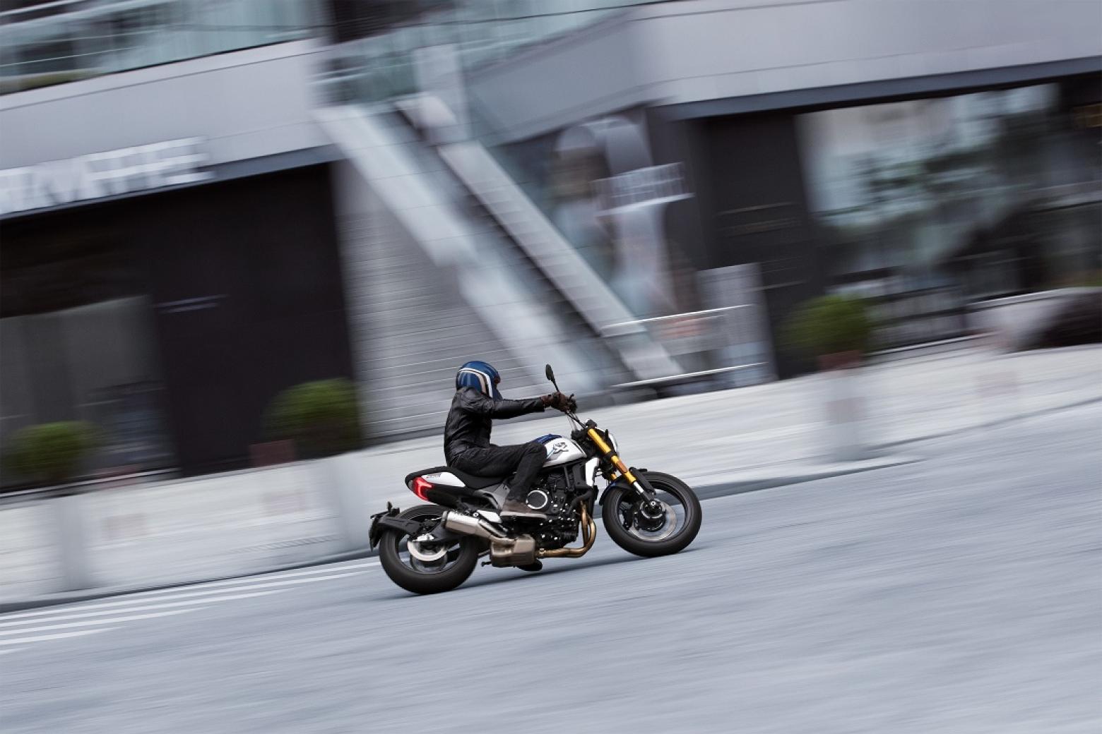 CF MOTO 700CL-X HERITAGE - 74hp, 68Nm tork, 228 km/h en yüksek hız