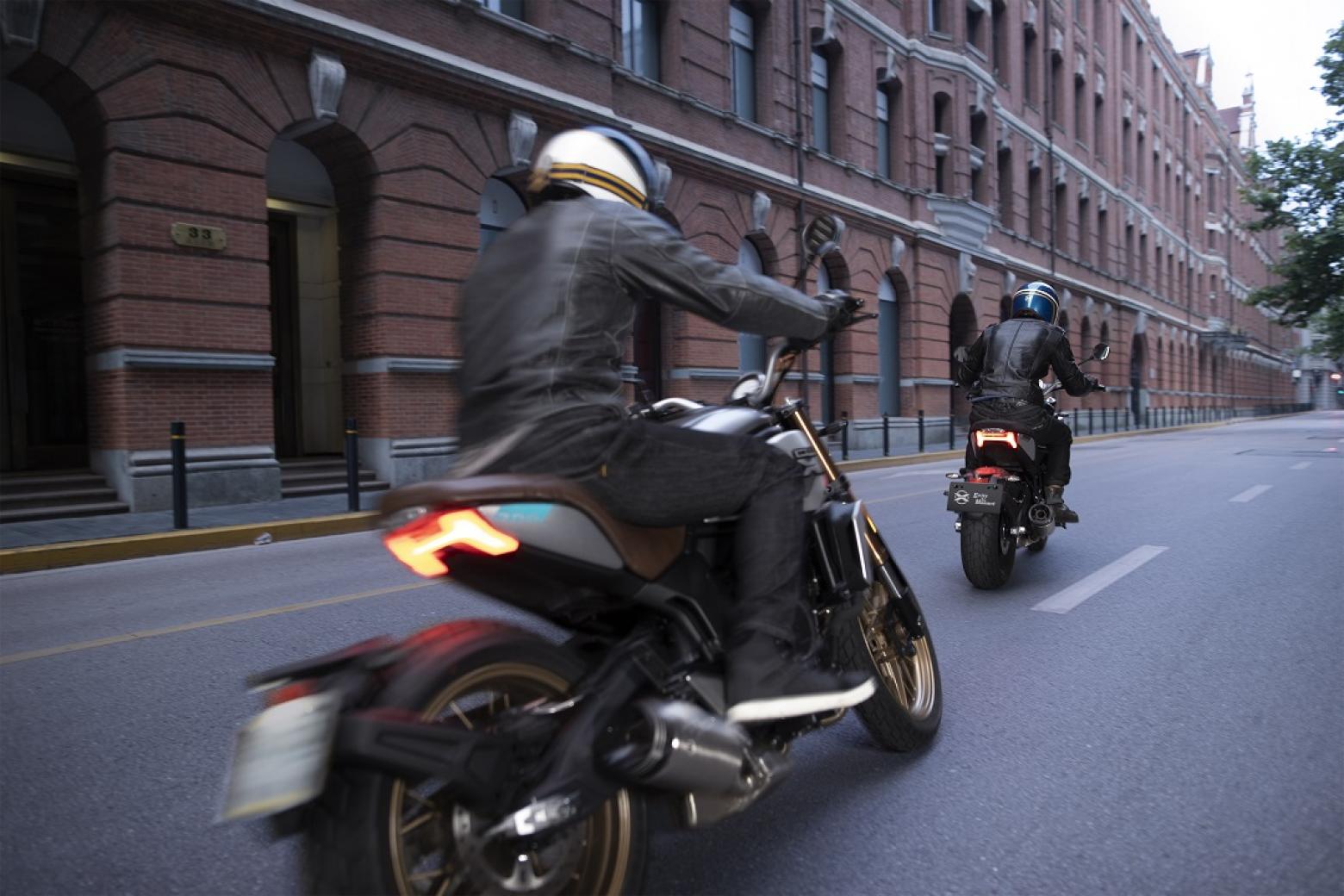 CF MOTO 700CL-X HERITAGE - 74hp, 68Nm tork, 228 km/h en yüksek hız