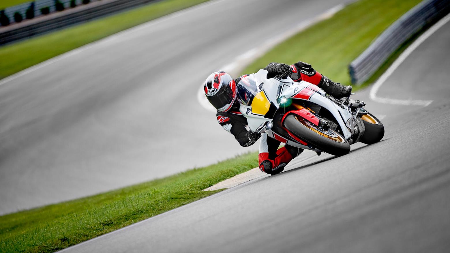 Yamaha R1 World GP 60th Anniversary - 200hp, 113.3Nm tork, 350 km/h en yüksek hız