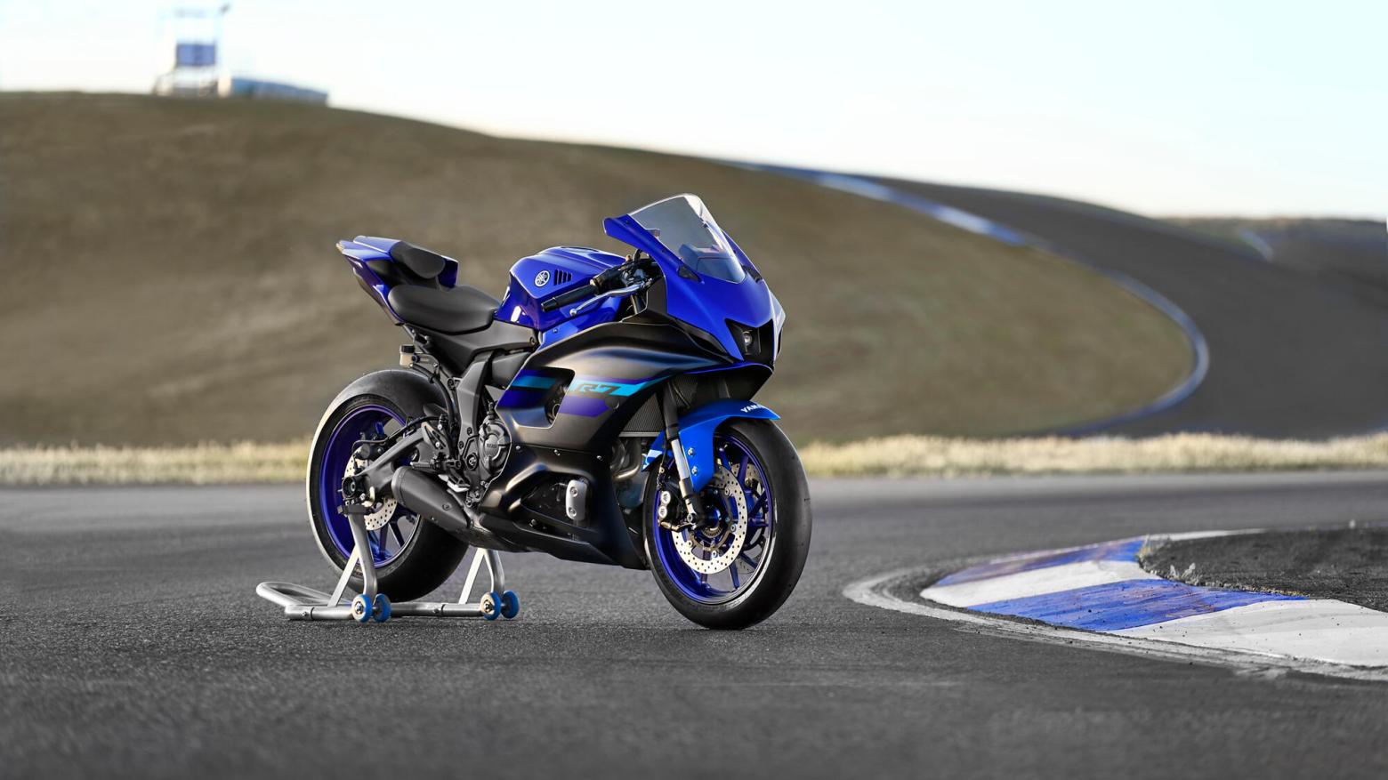 YAMAHA YZF-R7 - 73hp, 67Nm tork, 235 km/h en yüksek hız