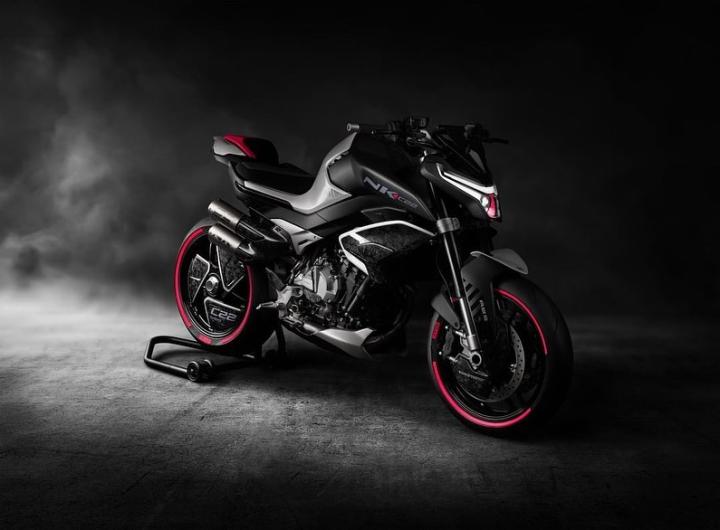 CF MOTO NK 800 CF MOTO 800NK ÖZELLİKLERİ: Motor 799 cc, KTM tasarımlı paralel twin motor Güç 99 hp @ 9,000 rpm Tork 60 lb.-ft. @ 8,000 rpm Şasi Krom-molibden çelik boru şasi Ağırlık Baz model: (186 kg) Üst seviye model: (189 kg) Süspansiyon Ön: 43mm ters çatallı, tam ayarlanabilir KYB çatal Arka: KYB monoshock Fren sistemi ABS destekli J.Juan radyal montajlı, dört pistonlu ön fren kaliperi ve 320mm disk Vites sistemi Standart: Kaydırmalı debriyaj Üst seviye: Standart çift yönlü hızlı vites değiştirme sistemi Sürüş Modları Sport, Street, Rain Gösterge Paneli Baz model: 5 inç TFT gösterge paneli, telefon eşleştirme sistemi Üst seviye model: 8 inç TFT gösterge paneli, kablosuz Apple CarPlay Ek Özellikler Cruise Control, hız sabitleyici Üst seviye model: Keyless ignition, direksiyon stabilizatörü
