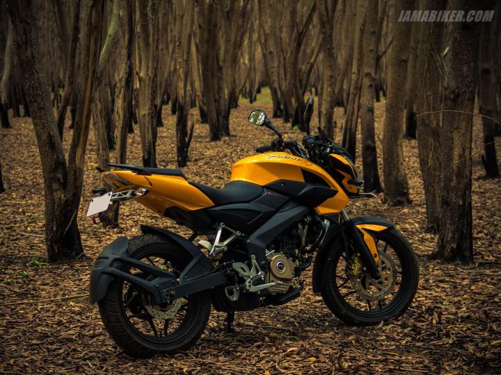 Bajaj Pulsar 200NS İncelemesi - Heyecan Verici Performans ve Şık Tasarım Bajaj Pulsar 200NS, 199.5 cc'lik tek silindirli bir motora sahiptir. Bu motor, sağlam bir performans sunmak üzere tasarlanmıştır ve 24.4 beygir gücü ve 18.3 Nm azami tork üretir. Bu güç ve tork değerleri, bu boyuttaki bir motosiklet için oldukça etkileyicidir ve hız severler için çekici bir seçenek haline getirir.