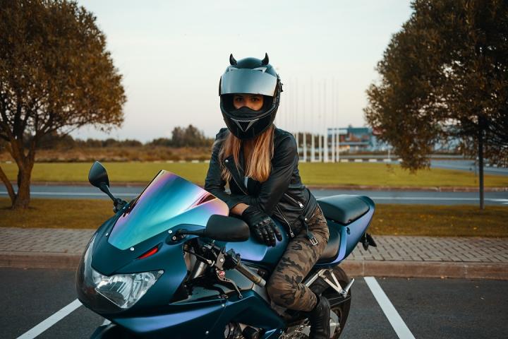 Motosiklet Rodajı - Motorunuzun Uzun Ömürlü Olmasının Anahtarı Motosiklet Rodajının Amacı ve Önemi Motosikletinizi yeni satın aldığınızda, motorunun performansını ve ömrünü artırmak için bir "uyum süreci" gereklidir. Bu süreç, motosikletin parçalarının birbirine alışmasını ve uyumlu hale gelmesini sağlar. Motosiklet rodajının ana amacı, sürtünme yüzeylerinin uyumunu sağlayarak ve aşınmayı minimize ederek motorun daha uzun süre dayanmasını ve maksimum performansını korumasını sağlamaktır.