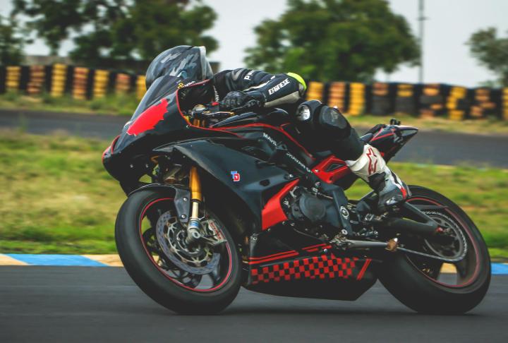 Motosiklette Güç (HP) Nedir? | Motor'da Güç Nedir? Motosikletteki güç, genellikle motosikletin motorunun üretebildiği maksimum güç miktarını ifade eder. Bu güç, motosikletin motorunun teknik özelliklerine, motorun kapasitesine (cc olarak ifade edilir), motorun tasarımına ve diğer faktörlere bağlı olarak değişebilir. Motosikletlerin güçleri farklı olabilir ve genellikle beygir gücü (HP - Horsepower) veya kilovat (kW) cinsinden ifade edilir.