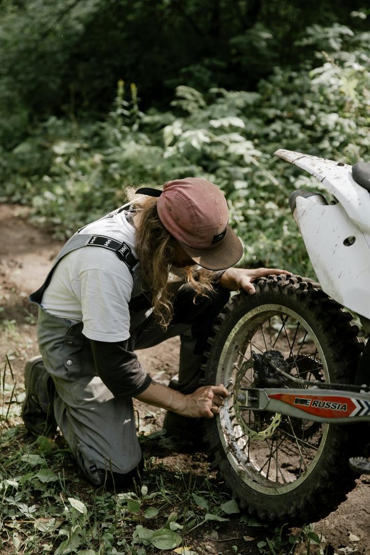 Motosiklet Lastik Nedir ve Kaliteli Lastiğin Önemi | Motorda Lastik Nedir ? Motosiklet Lastiği Nedir? Motosiklet lastikleri, motosiklet tekerlekleri üzerine monte edilen lastiklerdir. Bu lastikler, motosikletin yol tutuşu, denge ve sürüş konforu üzerinde büyük bir etkiye sahiptir. Motosiklet lastikleri, genellikle özel olarak tasarlanmış ve yapılmışlardır ve sürüş gereksinimlerini karşılamak için farklı desenler, bileşenler ve boyutlarla gelirler.