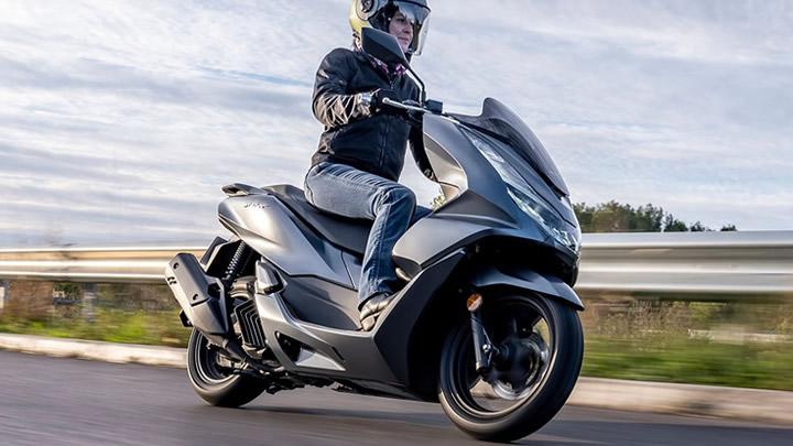2023 Yılında 150 Bin TL Altında Alınabilecek Su Soğutmalı Scooter Motosiklet Tavsiyeleri 1) HONDA PCX 125 - Stil ve Güç Bir Arada Honda PCX, 12.5 beygirlik gücü ve 11.8 Nm torku ile öne çıkıyor. Sıvı soğutmalı motoru, şık tasarımı ve 120,500 TL liste fiyatı ile dikkat çekiyor.