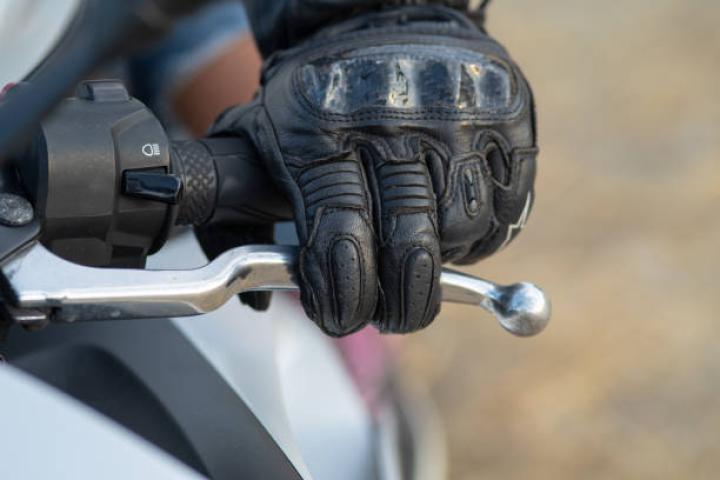 motosiklet debriyaj, motor debriyajı, debriyajın bitmesi, debriyajın işlevi, debriyaj aşınması, debriyaj hasarı, debriyaj bakımı, sürüş deneyimi, vites değişikliği.-SBK MOTOR