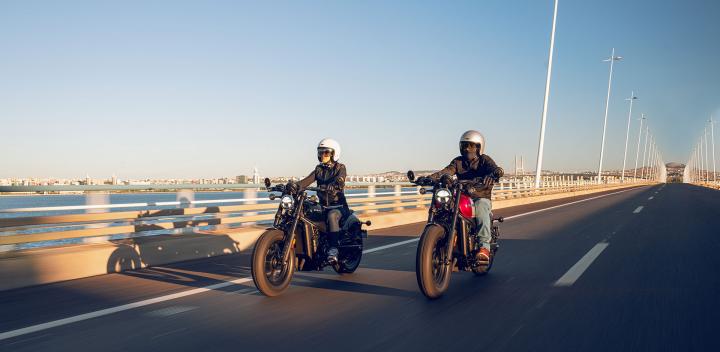 A2 Şenleniyor | CF Moto 450 CL-C Cruiser Model Tanıtıldı 450SR ve NK modelleri 50 beygir gücü üretirken, yapılan açıklamalara göre 450 CL-C versiyonunun maksimum 40 beygir gücüne kadar düşürüldüğünü gösteriyor. Bu durum, maksimum güç yerine düşük ve orta devir torkuna odaklandığı anlamına geliyor. Ağırlık açısından baktığımızda yeni belgelere göre CFMoto' nun 181 kg olduğunu öğreniyoruz. Bunların yanı sıra TCS yani Traction kontrol de bulunuyor motosiklette. CFMoto CL-C 450' de ön tekerlekte 130/90, arka tekerlekte 150/80 lastikler bulunuyor. Bu motosiklette kullanılan ters çatal amörtisörler, kağıt üzerinde tüm rakiplerinde kullanılan düz çatal amörtisörlerden çok daha iyi bir süspansiyon sistemi sağlayacak gibi görünüyor ve ayrıca bu motorda rakiplerinin aksine arka tarafta da geleneksel çift amörtisör yerine arka monoşok kullanılmış.