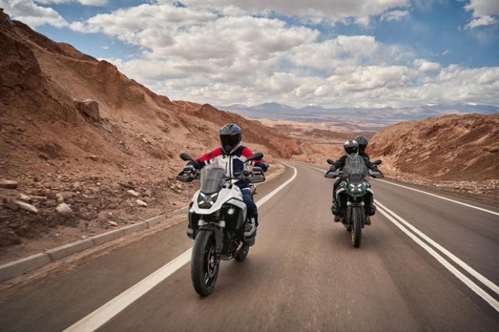 2024 BMW R 1300 GS Resmen Onaylandı | Seneye Yollarda Engine Type: Air/liquid-cooled, longitudinal opposed-Twin, DOHC w/ VVT, 4 valves per cyl. Displacement: 1,300cc Bore x Stroke: 106.5 x 73.0mm Horsepower: 145 @ 7,750 rpm (factory claim) Torque: 110 lb-ft @ 6,500 rpm (factory claim) Transmission: 6-speed, hydraulically actuated slip/assist wet clutch Final Drive: Shaft Wheelbase: 59.8 in. Rake/Trail: 26.2 degrees/4.4 in. Seat Height: 33.5 in. Wet Weight: 523 lb Fuel Capacity: 5.0 gal.