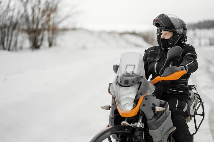 Kışın Motosiklet Kullanırken Dikkat Edilmesi Gereken 9 Madde Kış mevsimi, motosiklet sürücüleri için bazı ekstra zorluklar ve riskler sunabilir. Soğuk hava, kar ve buzlu yollar, görünürlük sorunları ve daha fazlası, kış sürüşünü daha zorlu hale getirebilir. Ancak, doğru hazırlık ve önlemler alarak, güvenli ve keyifli bir kış motosiklet sürüşü mümkün olabilir. İşte kışın motosiklet kullanırken dikkat etmeniz gereken bazı önemli hususlar: