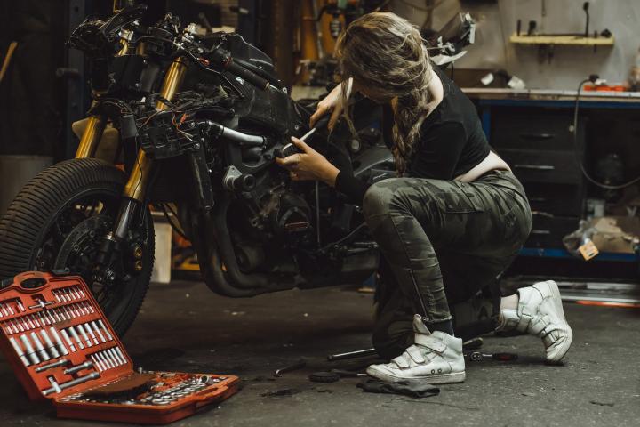 Motosikletini Bu 10 Madde İle Kışa Hazırla 1-) Motosiklet Bakımı: Kışa girmeden önce motosikletinizin tam bir bakımını yapın. Bu, yağ değişimi, hava ve yakıt filtresi değişimi, bujilerin kontrolü ve gerekirse değiştirilmesi gibi temel bakım işlemlerini içerebilir. Ayrıca frenler, lastikler, zincir ve dişliler, yağlama sistemleri ve diğer bileşenleri kontrol edin. 2-) Lastikler: Kış sürüşü için uygun lastiklere sahip olduğunuzdan emin olun. Kar lastikleri veya sırt deseni derin olan lastikler, kaymaları azaltabilir ve yol tutuşunu artırabilir.