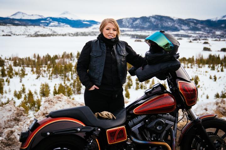 Motosikletini Bu 10 Madde İle Kışa Hazırla 6-) Görünürlük: Kışın günler kısaldığı için, motosikletinizi daha görünür hale getirmek için yansıtıcı şeritler veya yansıtıcı giysiler eklemek iyi bir fikirdir. 7-) Kış Giysileri: Soğuk hava koşullarında sürerken sizi sıcak ve kuru tutacak uygun kış giysileri giyin. Su geçirmez kıyafetler, termal içlikler, su geçirmez eldivenler ve su geçirmez botlar gibi ekipmanlar soğuğa karşı koruma sağlar.