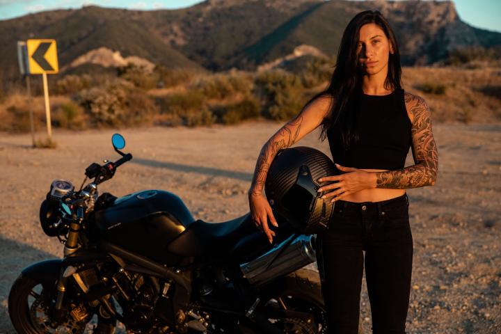 Motosiklet Kaskında Quick Visor Release System Nedir? Motosiklet kullanıcıları için güvenlik en öncelikli konulardan biridir. Bu nedenle, kasklar sürücülerin başlarını korumak için kullandıkları önemli ekipmanlardan biridir. Kaskların birçok özelliği vardır ve bu özellikler sürücülerin rahatlığını, görünürlüğünü ve güvenliğini artırmak için tasarlanır. Bunlardan biri de Quick Visor Release System olarak adlandırılan özelliktir. Quick Visor Release System, kaskın vizörünün hızlı ve kolay bir şekilde değiştirilmesini sağlayan bir mekanizmadır. Bu sistem, sürücülerin farklı hava koşullarına veya gece sürüşlerine uyum sağlamalarına yardımcı olur. Ayrıca, vizörün temizlenmesi veya değiştirilmesi gerektiğinde zaman kaybını önler.