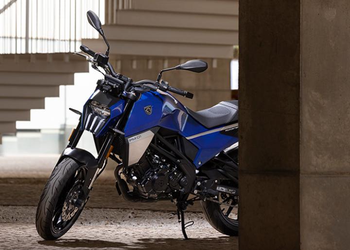 Peugeot PM-01 | Yeni Giriş Seviye Motosiklet Tüp şeklindeki şasisinin kalbinde, 124.8 cc'lik 4 zamanlı tek silindirli elektronik enjeksiyonlu PM-01 125CC motor bloğu bulunuyor. Bu motor, 9.500 devir/dakikada 10.2 kW (14 bg) güç üreten ve 7.500 devir/dakikada 11 Nm tork sunan etkileyici bir performansa sahiptir. Bu canlı performansıyla, özellikle şehir içi yolculuklarınız için idealdir. Altı vitesli hafif ve hızlı vites değişiklikleri ile düşük yakıt tüketimi sunar.Güvenlik öncelikli bir konudur ve bu motosiklet hayal kırıklığına uğratmaz. Çift Kanallı ABS ve tam LED aydınlatma sistemi ile donatılmıştır, böylece zorlu koşullarda bile kontrolünüzü korursunuz. Ancak sadece güvenlik değil, konfor da çok önemlidir. Motosiklet, sınıfının en iyisi süspansiyon, bağlantı özellikleri ile renkli TFT gösterge paneli ve kullanışlı bir USB bağlantı noktası sunar.
