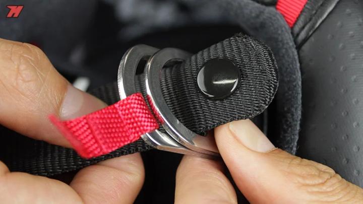 Motosiklet Kaskı Bağlama Tipleri Nelerdir? Mikrometrik Ayarlı, Hızlı Çıkarılabilir, Çift Halkalı... 2-) Çift Halkalı Bağlama Tipi: Motosiklet kasklarında kullanılan en güvenilir bağlama tipi Double D Ring olarak bilinen fotoğraftaki bağlama tipidir.