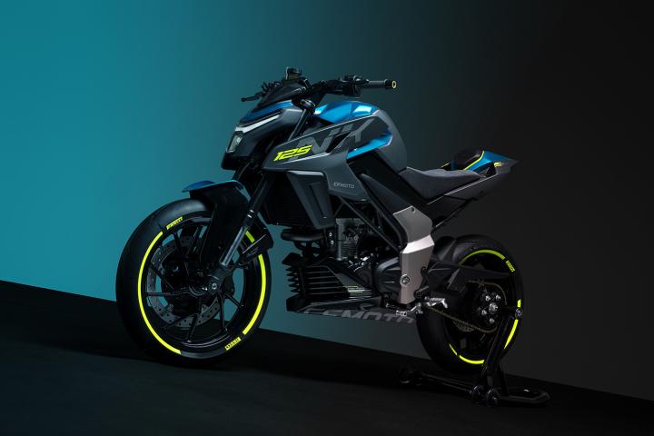 2023 Eicma'da Tanıtılan CF MOTO Motosikletleri : CFMOTO, 125NK,CF MOTO MT-X,CF MOTO 450MT... NK ailesi yeni bir üye ağırlamaya hazır. 125NK KONSEPTİ ile CFMOTO, mükemmel Eğlence Makinesi için cesur, korkusuz ve eşsiz bir vizyonla 125 cc segmentindeki boşluğu doldurmaya hazır. Geleceğin sürücülerine, hassasiyet, benzersizlik ve hiç olmadığı kadar Sınırı Kırpma konusunda kararlı bir çıplak motosiklet. 125NK KONSEPT'in kimliği, NK-C22 Konsept bisikleti tarafından tanıtılan tasarım hissiyle anlık ve çekici bir şekilde belirginleşiyor. Tek taraflı salıncak, arka tekerleğin karbon fiber kaplamasını vurgularken, ince kuyruk sürücünün koltuğuna kadar uzanırken, spor egzoz sistemi bisikletin transbody çizgisini vurgulayan bir tasarım detayıdır. Tankın geniş omuzları, özel yan panellerle daha da belirginleştirilir ve öne doğru gelişen bu panellerin üzerinde özel bir imza düzenlemesi bulunan bir LED ışık bulunur. Ön tekerlek üzerindeki karbon fiber hava kanalı, performansa doğru doğrudan bir çağrıdır, ön çamurluk ise NK ailesinin tanınabilir detaylarından biridir. Tüm bu tasarım özellikleri, bu Konsept bisikletin canlı dinamizmini etkili bir şekilde ileten bir renk şeması ile pekiştirilir. 125NK KONSEPT, CFMOTO ürün yelpazesi içinde en çok beklenen ürünlerden birini önceden haber veriyor. NK ailesini genişletecek, ancak aynı zamanda genç iki tekerlek tutkunlarının kalbinde özel bir yer alacak.