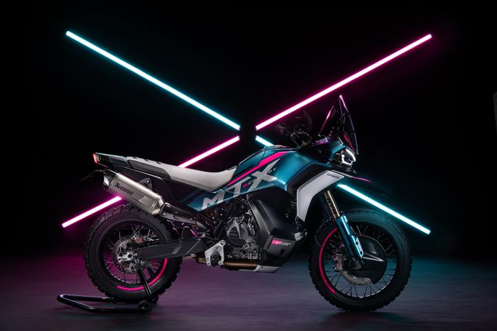 2023 Eicma'da Tanıtılan CF MOTO Motosikletleri : CFMOTO, 125NK,CF MOTO MT-X,CF MOTO 450MT... MT-X KONSEPTİ, yüksek teknoloji vizyonuna odaklandığınızda karşılaşılacak "X" maceralarının manifestosu iken, sürekli hareket halinde olan bir şimdiki zamanda yaşanır. MT-X Konsept gibi yetenekli bir makineye doğru kişilik kazandıran benzersiz grafiklerin ve renklerin tarzı: octanium rengi maceranın, yeni zorluklara olgun bir tutumun, fluo aksan ise eğlence ve sınırsız keşif haline getirilmiş CFMOTO yarış ruhunun bir sinonimidir. Sınırlarınızı tanımlayın ve onları paramparça edin. MT-X KONSEPT, yüksek teknoloji vizyonuna odaklandığınızda karşılaşılacak "X" maceralarının manifestosu iken, sürekli hareket halinde olan bir şimdiki zamanda yaşanır. Grafikler ve renkler, macera ve yarışın izlerini birleştirirken, tasarım cesareti, bisikletin arkasından öne ve tersi yönde sinüsoidal olarak akan hatlar ve yüzeylerle belirginleştirilir. Kaslı ön taraf, tam LED far ile karakterize edilirken, dikey 8 inçlik TFT dokunmatik ekran ralli bisikletlerinin navigasyon kulesinden ilham alır. Ayrıca, yüzen yan kanatlar, çöl yarışlarının bir dönemini işaret eden macera bisikletlerine doğrudan bir çağrıdır. 21 inçlik ön tekerlek, yüksek zemin açıklığı ve artırılmış süspansiyon hareketi, yol boyunca her türlü engeli aşmak için hayati özelliklerdir. Arka paneller, düz bir sürücü koltuğu ve ince bir kuyruk, MT-X Konsept'e yerleştirilen off-road DNA'sının ayırt edici özellikleridir. Her tasarım öğesi, yakıt tankını mükemmel bir şekilde yerleştirmek için kritik bir rol oynar; bu, şimdiye kadar üretilen diğer MT ürünlerine göre daha düşük bir konumda bulunur. Doğru yerde depolanan yakıtın bol olması, ağırlık merkezini etkili bir şekilde düşürerek genel dengeyi optimize eder ve her koşulda sürüş deneyimini geliştirir. Hiçbir sınır, en son Keşif Makinesi'nin sınırsız macera atılımını içerecek kadar büyük değildir.