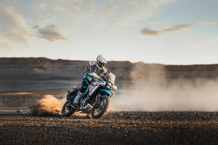 2023 Eicma'da Tanıtılan CF MOTO Motosikletleri : CFMOTO, 125NK,CF MOTO MT-X,CF MOTO 450MT... KYB süspansiyonları tarafından sunulan 200 mm'lik yolculukla, yol ve off-road kullanımı artırılmıştır ve bunlar önyükte ayarlanabilir ve 20 farklı sönümleme seviyesine sahiptir. Ergonomi, rüzgarlı yollarda konforlu seyir sağlamanın yanı sıra yüksek eğimli bir gidon ve özel ayak pedleri ile en zorlu patikalarda tam kontrolü garanti etmek için ince ayarlanmıştır. Bisikletin off-road ruhu, teknik özelliklerin yanı sıra gövde işçiliği ve stil ile de ifade edilir; 90/90-21" ön ve 140/70-18" arka tekerlekler, 220 mm zemin boşluğu ve 820 mm oturma yüksekliği (isteğe bağlı oturma ile 800 mm).