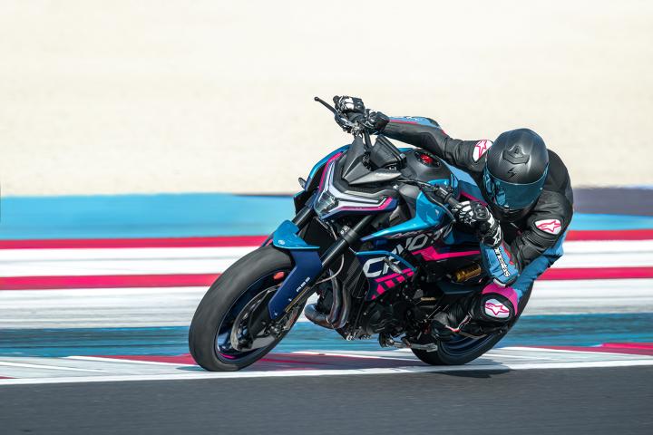 2023 Eicma'da Tanıtılan CF MOTO Motosikletleri : CFMOTO, 125NK,CF MOTO MT-X,CF MOTO 450MT... NK serisinin en güçlü çıplak motosikleti, CFMOTO'nun MotoGP™'nin bir parçası olarak Moto3™ yarış projesinin arkasındaki hırs ve öz ile doldurulmuştur. 800NK GP, spor sürüş pozisyonu ve yarış takımını destekleyen aynı tedarikçilerden gelen elit teknik özelliklerle pisti vurmak için hazır. Lastiklerden frenlere, yüksek kaliteli ayarlanabilir süspansiyonlardan kaydırma egzozuna, yükseltilmiş ayak dayaklarından alçaltılmış gidona, CNC işlenmiş parçalardan çatal ve salıncak korumalarına ve tek koltuk konfigürasyonuna kadar her şey NK GP üzerinde yarış odaklıdır ve yalnızca Moto3™ temalı özel livery değil, aynı zamanda yarış pistine Edge keserek getirir.