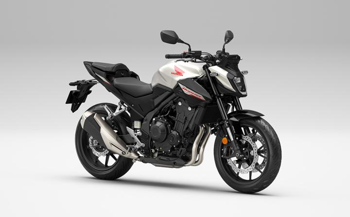 2023 Eicma Fuarında Tanıtılan Honda Modelleri | Honda CB1000 Hornet, CBR600RR, Hornet 500, NX500... Hornet ailesi, Honda'nın 24YM serisinde yeni bir üçüncü üyeye sahip olacak: CB500 Hornet, iki büyük kardeşinden ilham alan yeni, agresif stil ve ikonik Hornet adına yakışan aerodinamik performans getiriyor. CB500 Hornet'in kaplaması, havayı üst yakıt deposu alanına yönlendiren far yan kanallarını içerir ve olağanüstü kullanım çevikliğiyle doğrusal direksiyon hissine katkıda bulunur. Yeni bir LED, daha fazla görünürlük için ışığını daha geniş bir şekilde yayar. 471cc motorun gücü ve torku, 35kW ve 43Nm'de maksimum A2 lisans gereksinimlerini karşılarken güncellenen yakıt enjeksiyon ayarları alçaktan hızlanma hissini iyileştirir ve CB500 Hornet artık daha fazla gönül rahatlığı için HSTC özelliğine sahiptir. Yüksek kaliteli şasi özellikleri arasında 41 mm Showa SFF-BP USD çatallar, Showa arka amortisör ve önde dört pistonlu kaliperli çift disk bulunurken, yeni 5 inç TFT ekran Honda RoadSync akıllı telefon bağlantısı sunuyor.
