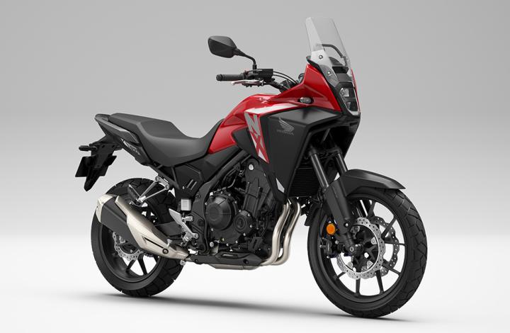 2023 Eicma Fuarında Tanıtılan Honda Modelleri | Honda CB1000 Hornet, CBR600RR, Hornet 500, NX500... İkonik 'NX' tanımı, yeni NX500 biçiminde Honda'nın ürün gamına geri dönüyor. ' Yeni X-over' anlamına gelen NX500, dolambaçlı yollardan çakıl patikalara veya uzun mesafeli maceralara kadar her şeyin keyfini çıkarmak için tasarlandı. Mevcut CB500X'in popülaritesini temel alan yeni stil ve bir dizi teknik özellik ve performans yükseltmesi sunuyor. Boş ağırlığın 3 kilogramın (1,5 kg'ı yeni hafif 5 kollu dökme alüminyum jantlardan geliyor) 196 kg'a düşürülmesi, Showa 41 mm Ayrı Fonksiyonlu Çatal Büyük Piston (SFF) için revize edilen yay oranı ve sönümleme sayesinde yol tutuş dinamikleri ve his iyileştirildi. -BP) ters çatallar ve yeni yakıt enjeksiyon ayarları sayesinde daha keskin hızlanma. Diğer spesifikasyon yükseltmeleri yeni 5 inçlik TFT ekran, Honda RoadSync akıllı telefon bağlantısı ve HSTC şeklinde geliyor. Yeni bir farın önderlik ettiği stil tamamen yenilendi; önden arkaya yeni plastikler, kompakt macera tarzı kullanılabilirliği etkileyici bir siluet ve formun sağlamlığıyla birleştiriyor.
