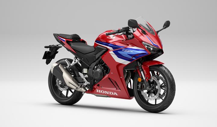 2023 Eicma Fuarında Tanıtılan Honda Modelleri | Honda CB1000 Hornet, CBR600RR, Hornet 500, NX500... Honda'nın CBR süper spor ailesine geçiş sağlayan makine de 24YM için önemli ölçüde yükseltildi. Canlı ve kapsamlı bir şekilde güncellenen Fireblade'den ilham alan stil, yeni far ve arka lambanın yanı sıra daha iyi ön uç hissi için kanatçıklara sahip revize edilmiş gövde yapısını içeriyor. Yeni grafikler ve renkler CBR500R'nin 'bebek bıçağı' görünümünü güçlendiriyor ve yeni yakıt enjeksiyon ayarları düşük devirde hızlanmayı iyileştiriyor. Yeni 5 inçlik tam renkli TFT ekran, kullanımı kolay arkadan aydınlatmalı anahtarlama sistemi tarafından çalıştırılır ve Honda RoadSync'in yeni bağlanabilirliği için arayüz görevi görür.