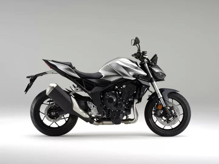 2024 Honda Hornet 1000 İncelemesi | Özellikleri TEKNİK ÖZELLİKLER 999 cc, dört silindirli DOHC 16V motor: 147.5 beygir gücünün (110 kW) üzerinde maksimum güç ve 73.8 lb-ft'den (100 Nm) fazla tork Aşağı yönlü hava girişi, 4-2-1 egzoz sistemi Gaz Kelebeğiyle Kontrol (TBW), 3 varsayılan sürüş modu ve Honda Seçilebilir Tork Kontrolü (HSTC) ve destek/kaydırmayı önleyici debriyaj Tüm yeni çelik ikiz kirişli şasi Sıkıştırma ve geri tepme amortismanı ayarlanabilir Showa 41mm SFF-BP USD çatal Pro-Link aracılığıyla çalışan Showa arka amortisör Radyal montajlı dört pistonlu ön fren kaliperleri ve 310 mm yüzen diskler 180/55-17 arka lastik; 120/70 ZR17 ön lastik Honda RoadSync akıllı telefon bağlantılı tam renkli 5 inçlik TFT ekran Çift LED projektör farlarla tüm LED aydınlatma.