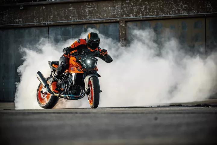 2024 KTM 990 Duke Detaylı İncelemesi ve Özellikleri Süspansiyonlar, WP tarafından sağlanıyor. Ön tarafta, tam ayarlanabilir 43mm Apex çatalı bulunuyor. Arka tarafta ise yalnızca ön gerilim ve geri tepme ayarı bulunan bir WP Apex şoku yer alıyor. Bu şok, yeni motor ve şasi paketinde istenilen tepkimeyi sağlamak için hafif, lineer bir yay ve farklı valflerle donatılmış. Teknoloji KTM, 990 Duke'a LED ışıklar ve 5 inçlik bir TFT ekranla donatılmış. Menü ekranı hızlı erişim için basitleştirilmiş. "Favoriler" bölümü, sürücünün dört tercih edilen veri noktasını önceden ayarlayabileceği bir alan sunuyor, bunlar arasında eğim açısı da bulunuyor.