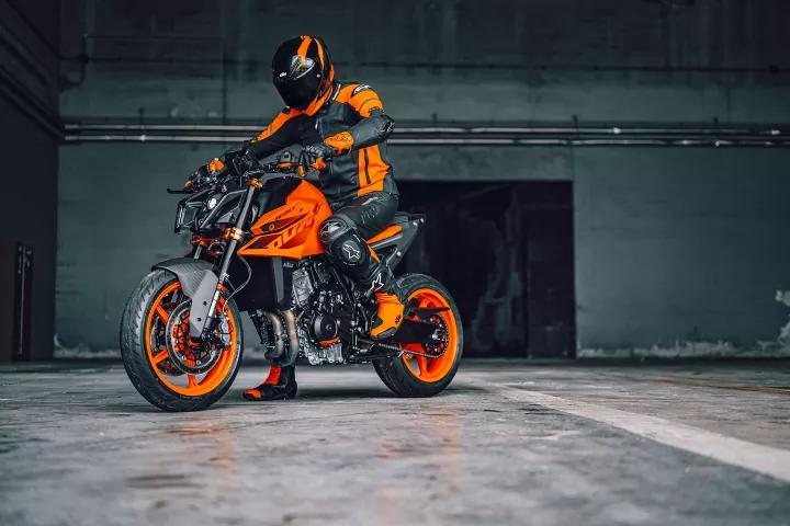 2024 KTM 990 Duke Detaylı İncelemesi ve Özellikleri KTM'nin yeni 990 Duke modeli, 947cc LC8c paralel ikiz motora sahip; 123 beygir gücü ve 76.0 lb-ft tork üretiyor. Çelik trellis şasi ve özelleştirilmiş süspansiyonlar, sportif sürüş için tasarlanmış. 5 inçlik TFT ekran, LED ışıklar ve çeşitli sürüş modlarıyla donatılmış. Model, önceki Dukelerden daha büyük ve agresif bir görünüme sahip.