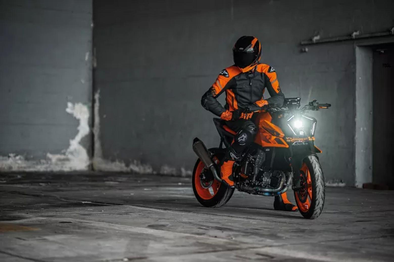 2024 KTM 990 Duke Detaylı İncelemesi ve Özellikleri KTM'nin 990 Duke modeli, orta ağırlık sınıfındaki motor algısını alt üst etmeye yönelik bir tasarım sunuyor. Yeni 990 Duke, önceki modellerden farklı bir motor yapılanmasına sahip. 947cc LC8c paralel ikiz motoru, daha büyük bir güç ve tork sunarak dikkat çekiyor. Şasi ve süspansiyonlar da yenilendi; çelik trellis şasi ve özelleştirilmiş süspansiyonlar sportif sürüşe odaklanmış. Teknoloji açısından ise LED ışıklar, TFT ekran ve çeşitli sürüş modları bulunuyor. Genel olarak, 990 Duke daha büyük, daha güçlü ve teknolojiyle donatılmış bir model olarak öne çıkıyor.