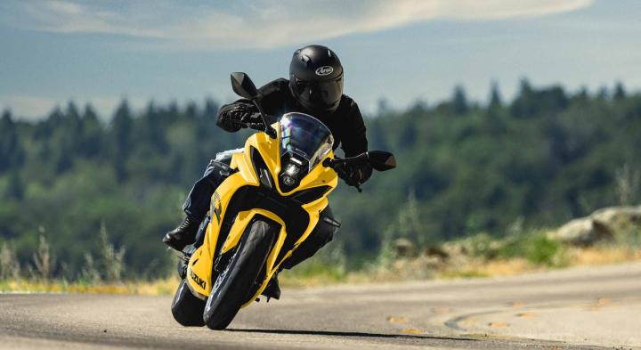 È stato Presentato il Nuovo Suzuki GSX-8R 2024 | Recensione Dettagliata del Suzuki GSX-8R Suzuki afferma che la posizione di guida "offre comfort fornendo allo stesso tempo un'esperienza di guida sportiva". Con il vantaggio della carenatura e della protezione dal vento, probabilmente potrai andare in tournée con la GSX-8R senza rimpiangere il viaggio.