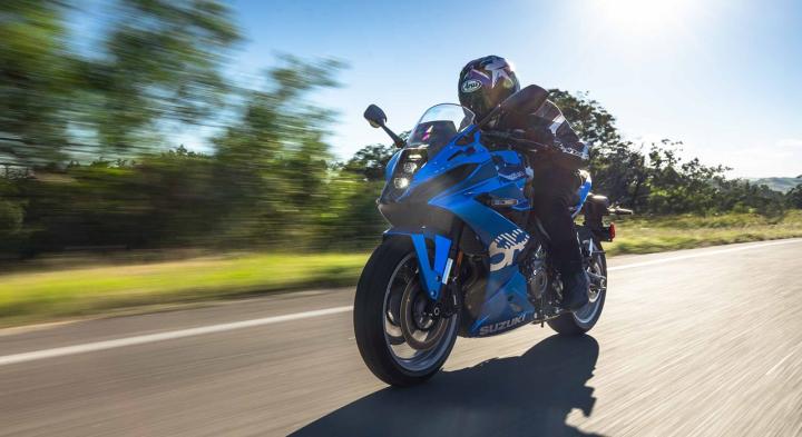 È stato Presentato il Nuovo Suzuki GSX-8R 2024 | Recensione Dettagliata del Suzuki GSX-8R Insieme all'ergonomia aggiornata e alla nuova carenatura, la Suzuki GSX-8R presenta un setup delle sospensioni più mirato, regolato per adattarsi alla maggiore tendenza di carico sull'anteriore. Mentre la GSX-8S utilizza sospensioni KYB, la GSX-8R si distingue per l'adozione di sospensioni Showa, un dettaglio che ne evidenzia ulteriormente l'approccio sportivo.