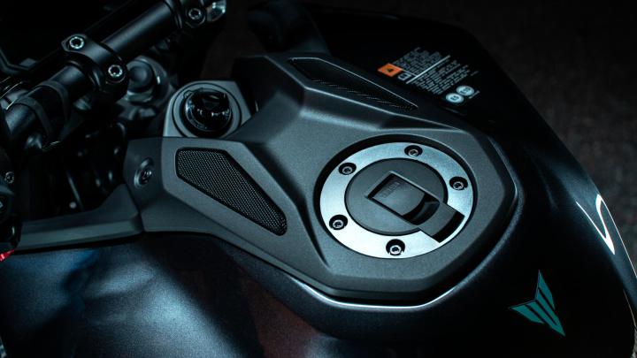 È stato Presentato il Nuovo Yamaha MT-09 2024 | Recensione Dettagliata del Yamaha MT-09 2024 Nel nuovo modello 2024 del MT-09, i vuoti posizionati sopra il serbatoio del carburante consentono di sentire ancora meglio il dolce suono del motore CP3.
