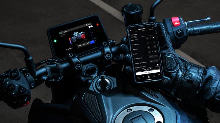 È stato Presentato il Nuovo Yamaha MT-09 2024 | Recensione Dettagliata del Yamaha MT-09 2024 Gli aggiornamenti per il 2024 del MT-09 iniziano dalla parte anteriore, con un nuovo coprifaro ridisegnato per ospitare i fari a LED e una lente più piccola rispetto ai modelli precedenti.