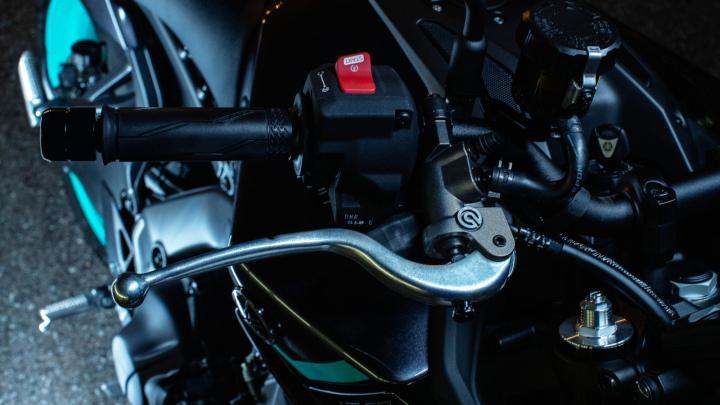 È stato Presentato il Nuovo Yamaha MT-09 2024 | Recensione Dettagliata del Yamaha MT-09 2024 Mantenendo i doppi dischi da 298 mm con ABS all'anteriore, il sistema di frenata del MT-09 2024 mira a migliorare la "controllabilità" grazie all'introduzione della nuova pompa radiale Brembo, secondo quanto affermato da Yamaha. Inoltre, una novità che probabilmente piacerà ai piloti è la leva della frizione, che ora offre diverse opzioni di regolazione per adattarsi meglio alle preferenze individuali.